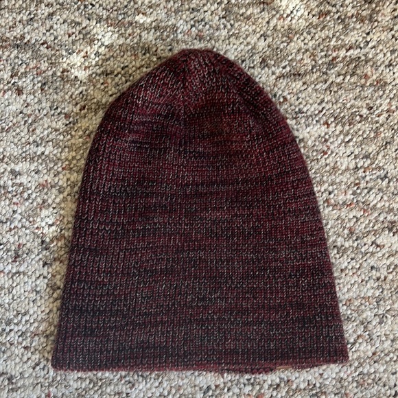 |4 for $20| 🤍 ROOTS Burgundy Heathered Tuque - Picture 3 of 7